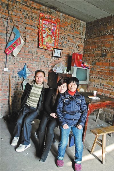 超生女謝先梅(中)、養(yǎng)父謝運(yùn)才（左）、謝運(yùn)才的嫂子唐富秀