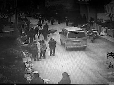 監(jiān)控錄像顯示，劉某側(cè)身行走時不慎跌倒，王某途經(jīng)此處時將其扶起（圖中畫圈處） 通訊員 何春地 攝