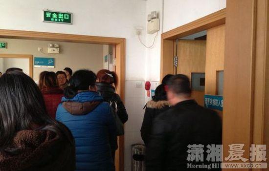 ICU搶救室前家屬。圖|瀟湘晨報(bào)記者 陳斌