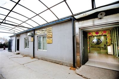 2月25日，北京石景山醫(yī)院，太平間旁的一間辦公室外掛有“八寶山殯儀館石景山醫(yī)院服務(wù)站”的牌子。本版攝影/新京報(bào)記者 王叔坤