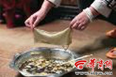 　　昨日，店方讓顧客觀看該火鍋制作時(shí)的監(jiān)控錄像本組圖片由本報(bào)記者黃利健攝