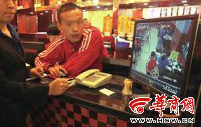 昨日，李女士展示從火鍋店抱回的火鍋，內(nèi)有濕巾