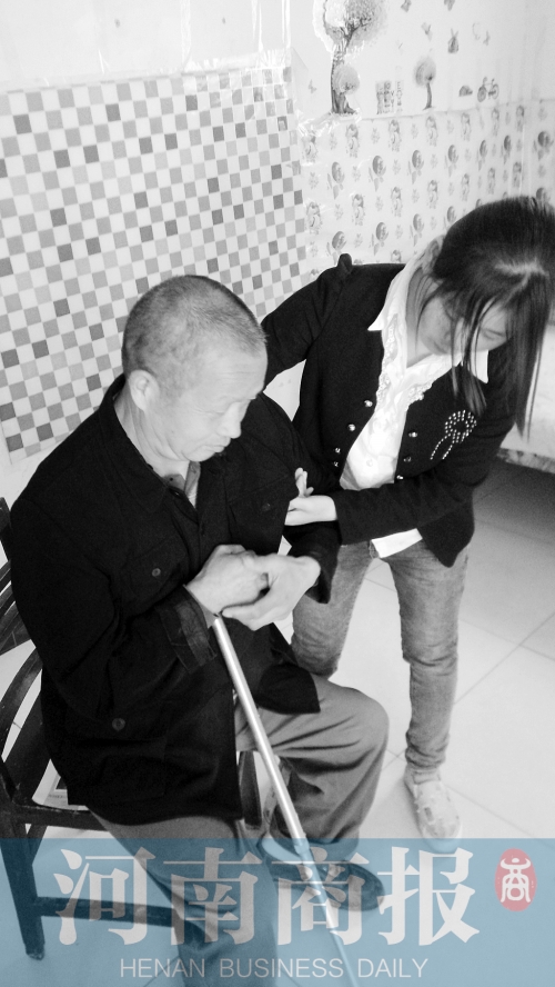 為了方便照顧爸爸，曾現(xiàn)春在學(xué)校旁邊租了一間房子