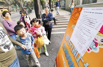 昨日，中華路小學(xué)貼出告示，提醒家長不要相信傳言。