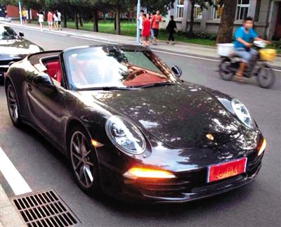 近日，一組“北體大畢業(yè)典禮豪車云集堪比車展”組圖在網(wǎng)絡(luò)爆紅。網(wǎng)絡(luò)截圖