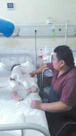 伏登順與女兒在一起。