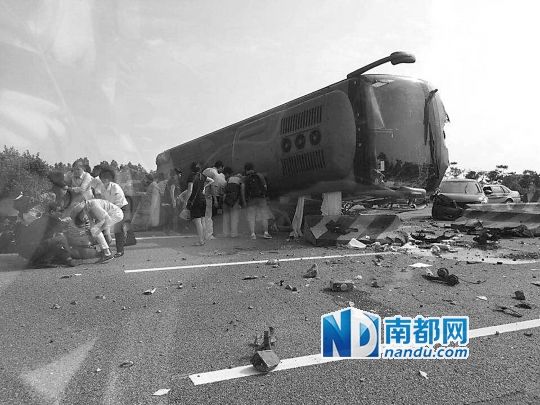 現(xiàn)場(chǎng)大客車側(cè)翻，玻璃碎落一地，車身卡在路邊水泥護(hù)欄上。 目擊者供圖