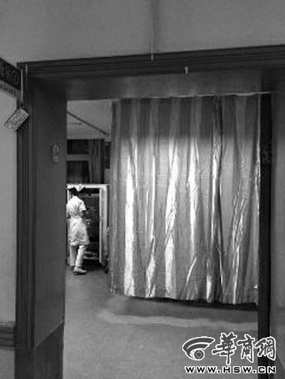 昨晚9時(shí)許，急診室簾后，6歲的小女孩靜靜地躺著 記者 卿榮波 攝