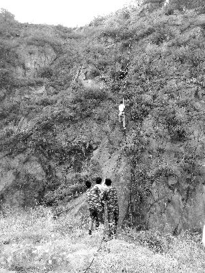 經(jīng)過三個(gè)半小時(shí)的緊張救援，半山腰的男子被成功救下 消防供圖