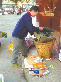 王光偉靠收廢品拾荒為生，每月僅有1000元的微薄收入。