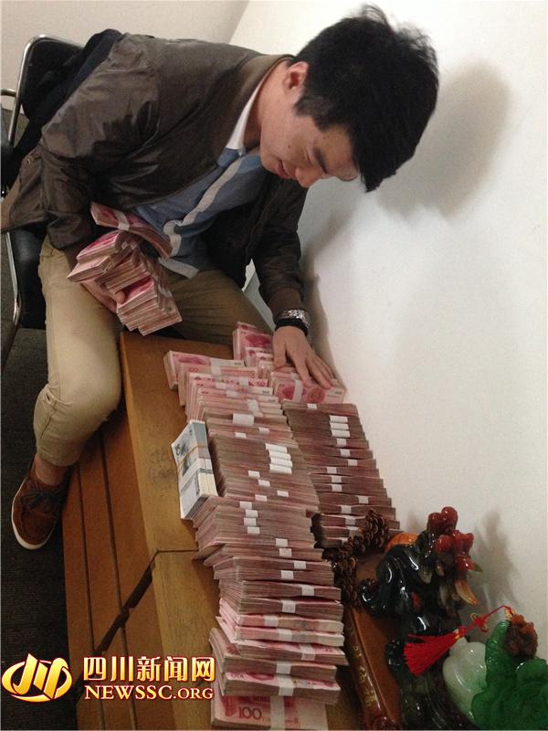 警方在犯罪嫌疑人手機(jī)中發(fā)現(xiàn)的照片，犯罪嫌疑人正在數(shù)騙來(lái)的贓款（警方提供）。