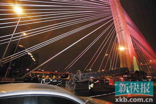 昨日深夜，橋上東側(cè)空出兩條車道用來(lái)救援。