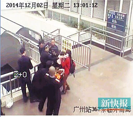 民警果斷將孩子救下,并控制跳樓男子。 通訊員圖(視頻截圖)