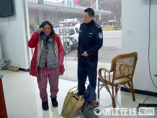 1月30日，衢州高速交警發(fā)現(xiàn)了徒步走在高速楓嶺關(guān)卡口的汪女士