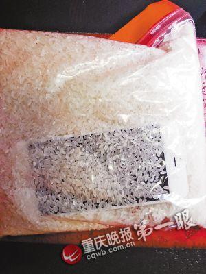 落水后，把手機放進大米里吸水