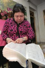 背單詞，是很多學(xué)生學(xué)習(xí)英語(yǔ)時(shí)最頭疼的事兒，而西安51歲大學(xué)英語(yǔ)老師李艷芝在兩年內(nèi)背完《英漢大詞典》22萬(wàn)個(gè)英語(yǔ)詞匯，學(xué)生稱贊其為一本活的《英漢大詞典》；兒子自小患有自閉癥，生活不能自理，20年前又與丈夫離婚，面對(duì)生活的不幸，她秉承“你必須一直向前”的信念。