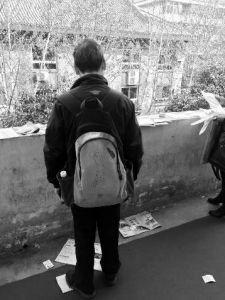 “娃在湖南上大學(xué)，馬上就要畢業(yè)了，所以我經(jīng)常在網(wǎng)上瀏覽咸陽、西安的招聘信息，想讓他畢業(yè)后留在我和他媽身邊……”3月14日，秦都區(qū)人才交流中心在區(qū)政府二樓舉辦招聘會，一名50多歲的“求職者”吸引了不少人的目光。據(jù)悉，此次招聘會共有市內(nèi)外112家企業(yè)參加，提供就業(yè)崗位3200個。