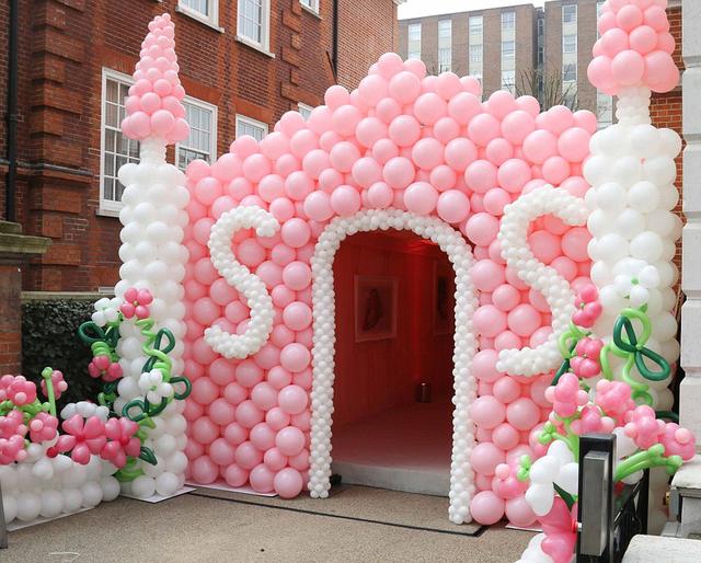 生日宴會(huì)入口處用氣球搭建成一個(gè)城堡模樣。