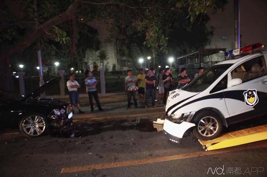 當(dāng)時賓利司機去筆架山爬山，車停在路邊，剛回來便發(fā)現(xiàn)車輛發(fā)生了事故。