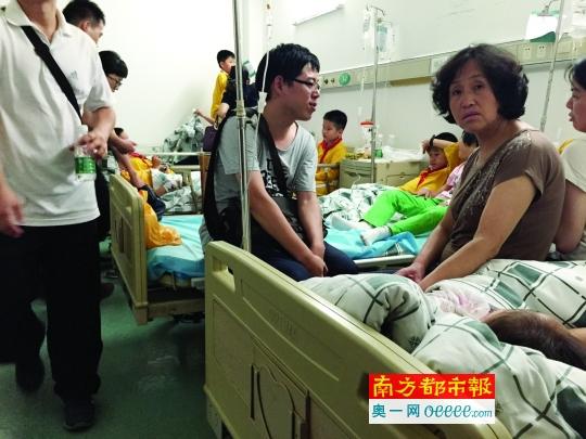  昨晚，家長們陪著誤食鼠藥的孩子們在醫(yī)院就診。