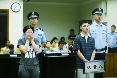 聽到判決，賈某（左）哭了起來。一直到被帶離法庭，夫妻倆沒說一句話