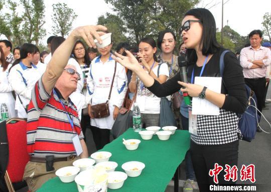 圖為外國友人品嘗揚州炒飯?！〈藜衙鳌z