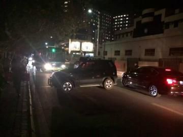 10月22日被推到路面的車(chē)攔住了公交車(chē)。（圖據(jù)網(wǎng)絡(luò)）