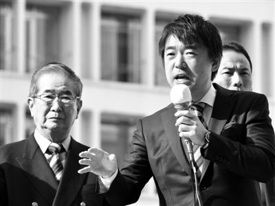 29日，日本著名極右翼分子石原慎太郎（左）和新生代右翼政客橋下徹在東京街頭演講拉票。