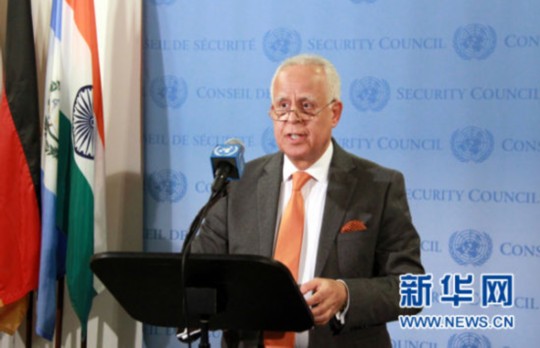 12月12日，在美國紐約聯(lián)合國總部，安理會本月輪值主席、摩洛哥常駐聯(lián)合國代表盧利什基向媒體宣讀聲明。聯(lián)合國安理會12日發(fā)表媒體聲明，對朝鮮發(fā)射衛(wèi)星的行為表示譴責。 新華社記者林瓊攝