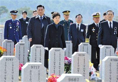 26日，韓國總統(tǒng)樸槿惠參加“天安”艦事件3周年紀(jì)念活動(dòng)，悼念在事件中身亡的韓國士兵。