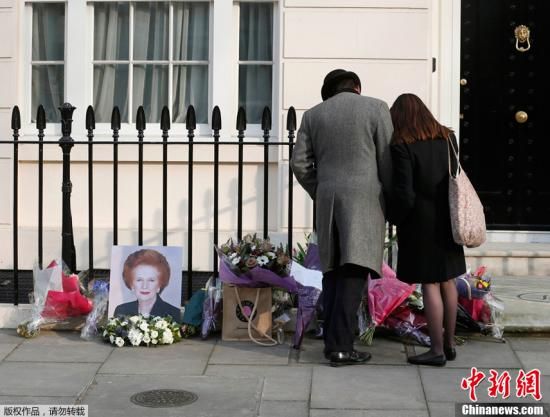 當(dāng)?shù)貢r間2013年4月8日，英國倫敦，民眾在英國前首相撒切爾夫人位于倫敦的住所前進(jìn)行悼念活動。