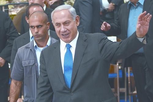 經(jīng)以總理內(nèi)塔尼亞胡主持的內(nèi)閣秘密會(huì)議決定，以空軍接連對(duì)敘利亞多處目標(biāo)實(shí)施空襲。圖為內(nèi)塔尼亞胡5日出席內(nèi)閣會(huì)議。