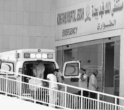 圖為一輛救護車抵達沙特吉達法赫德國王醫(yī)院。