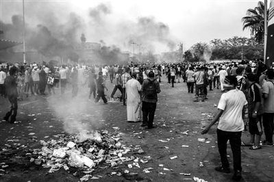 7月27日,在埃及首都開羅,穆爾西支持者同防暴警察發(fā)生沖突。新華社發(fā)
