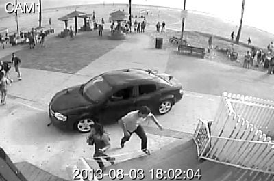監(jiān)控錄像截屏圖：3日，美國洛杉磯市，一輛汽車沖進(jìn)威尼斯海灘棧道上的人群。圖/東方IC
