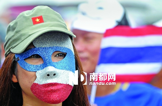 4日，一名泰國(guó)反政府人士頭戴面具在首都曼谷參加集會(huì)。