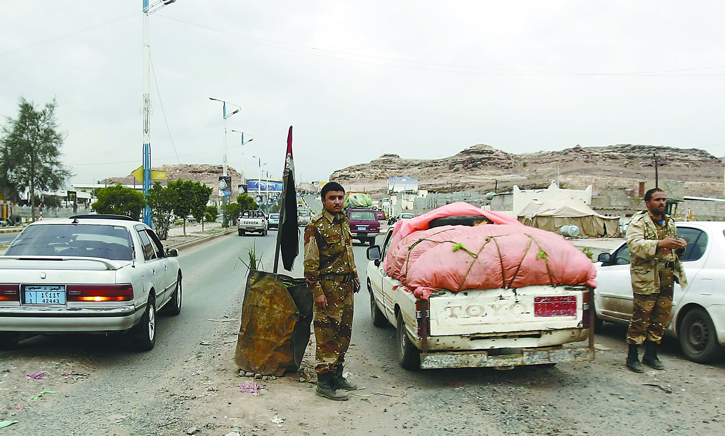 當(dāng)?shù)貢r(shí)間4日，在也門首都薩那，安全人員在通往美國大使館的路上設(shè)置檢查站檢查過往車輛。