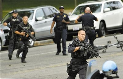 3日,案發(fā)現(xiàn)場(chǎng),持槍警察在奔跑。