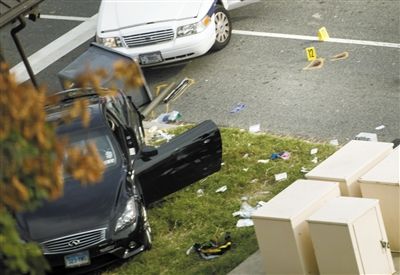 沖擊白宮圍欄的黑色轎車。