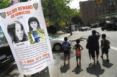2013年7月23日，貼在紐約街頭的征詢線索傳單，這天是“希望寶寶”被發(fā)現(xiàn)遇害的日子，每年這天警方都