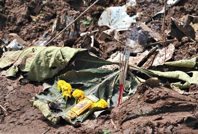 失事現(xiàn)場,有人擺上鮮花放上香燭表示悼念。