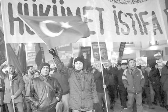 　土耳其民眾25日抗議政府貪腐行為。