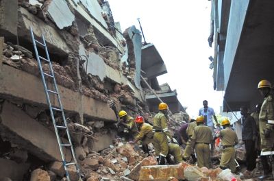 4日，印度卡納科納，救援人員正在搜尋被掩埋的幸存者和遇難者遺體。圖/東方IC