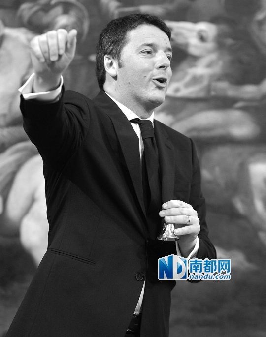 2月22日，在意大利羅馬總理府，新任總理馬泰奧·倫齊搖鈴象征正式行使總理權(quán)力。