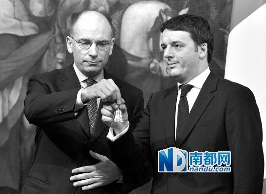 2月22日，在意大利羅馬總理府，新任總理馬泰奧·倫齊(右)與前任總理恩里科·萊塔舉行交接儀式。