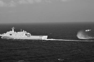 11日，抵達(dá)馬航飛機(jī)失聯(lián)海區(qū)的海軍井岡山艦與艦載直升機(jī)協(xié)同展開立體搜救行動。新華社發(fā)