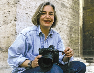 4日，安雅·尼德林豪斯在報(bào)道阿富汗大選期間被槍殺。