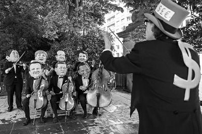 4日在布魯塞爾，非政府組織『樂施會(huì)』成員戴著七國(guó)首腦面具演奏名曲《錢錢》，批評(píng)七國(guó)政策導(dǎo)致全球貧富差