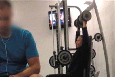 畫面中能看到健身房還有“其他人”。視頻截圖