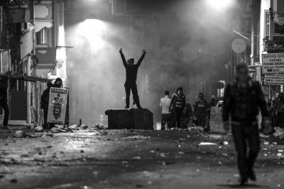 　10月8日，在土耳其伊斯坦布爾，同情難民遭遇的庫爾德人進(jìn)行游行示威，指責(zé)政府應(yīng)對“伊斯蘭國”武裝不